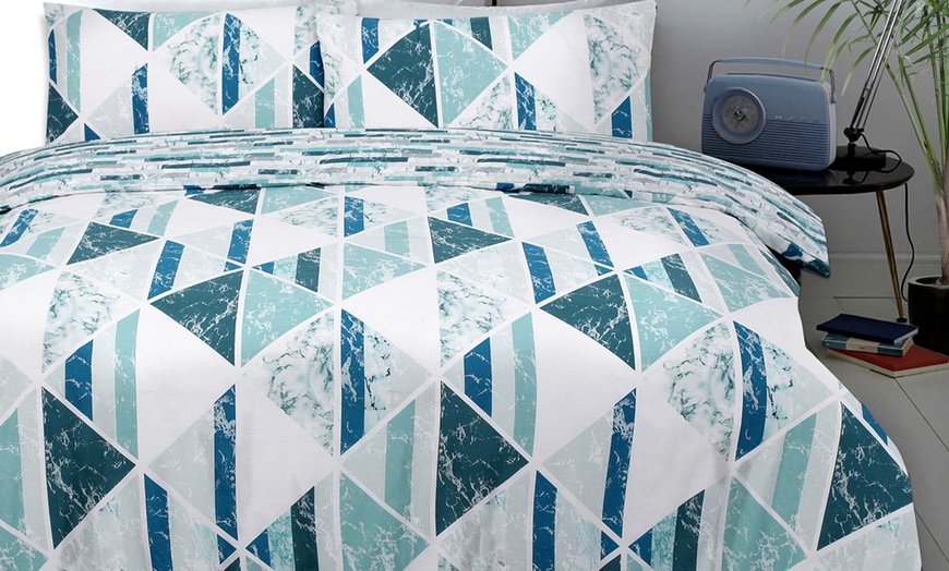 Image 5: Easy Care Reversible Duvet Set
