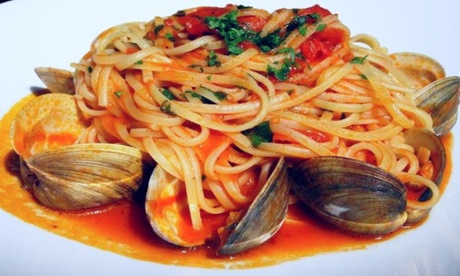 Menu di pesce con dolce e vino per 2 o 4 persone al Ristorante Pizzeria Castelluccio (sconto fino a 54%)