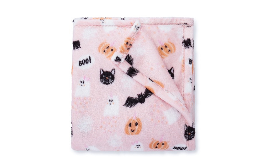 Image 3: Halloween Fleece Throw in Pink or Black