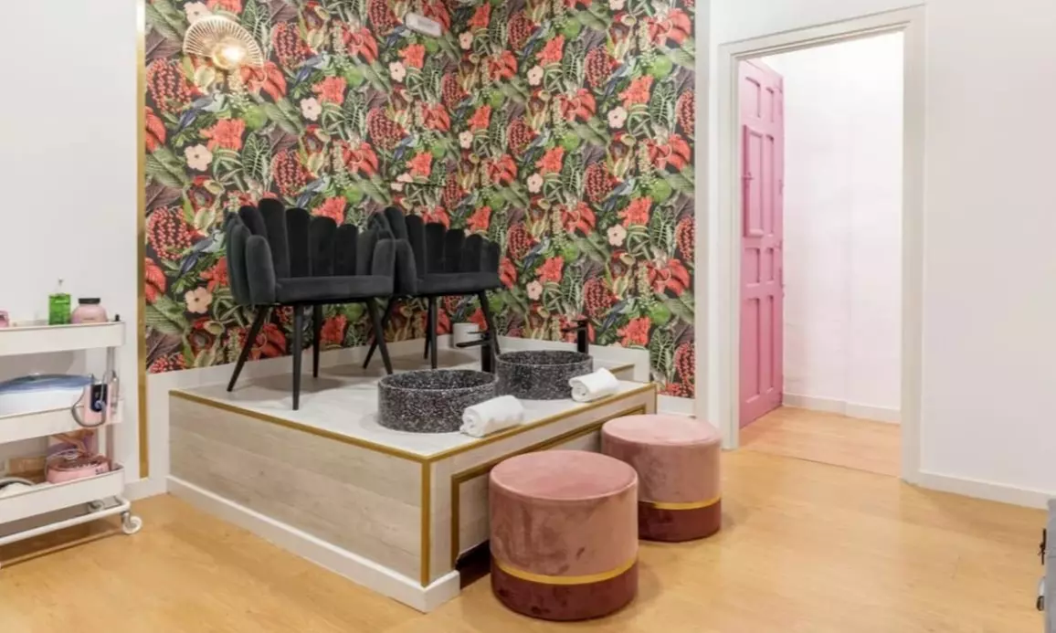 Completa tu look diario con una manicura, pedicura o amas con esmaltado a elegir para 1 y ahorra hasta un 60% - Primary Image