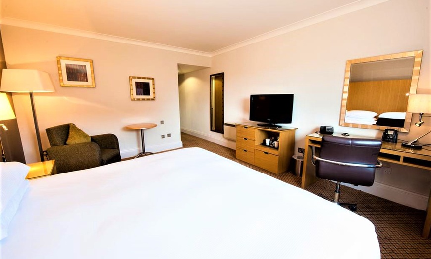 Image 4: North Lanarkshire: 4* Queen Room Stay with Meals