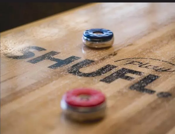 1 Std. Shuffleboard optional mit Nagelspiel / 2 Pizzen für bis zu 8 P.