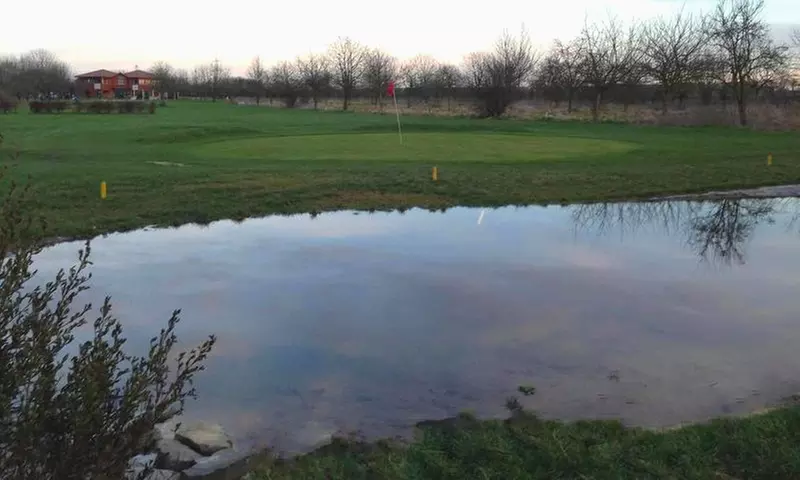 Unbegrenzte Tages-Greenfee und Driving Range im Grünen genießen