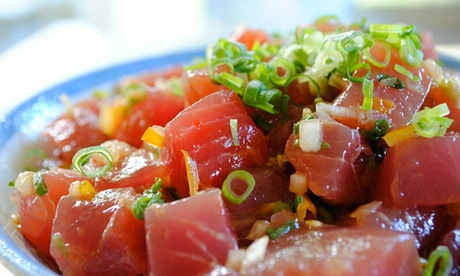 Menu con poke, bibita e frutta offerto da Mada Poke. Consegna a domicilio o d'asporto