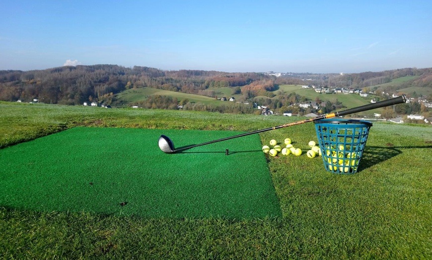 Image 1: 18 Loch Greenfee inkl. Übungsbälle für 2 Personen, optional mit E-Kart