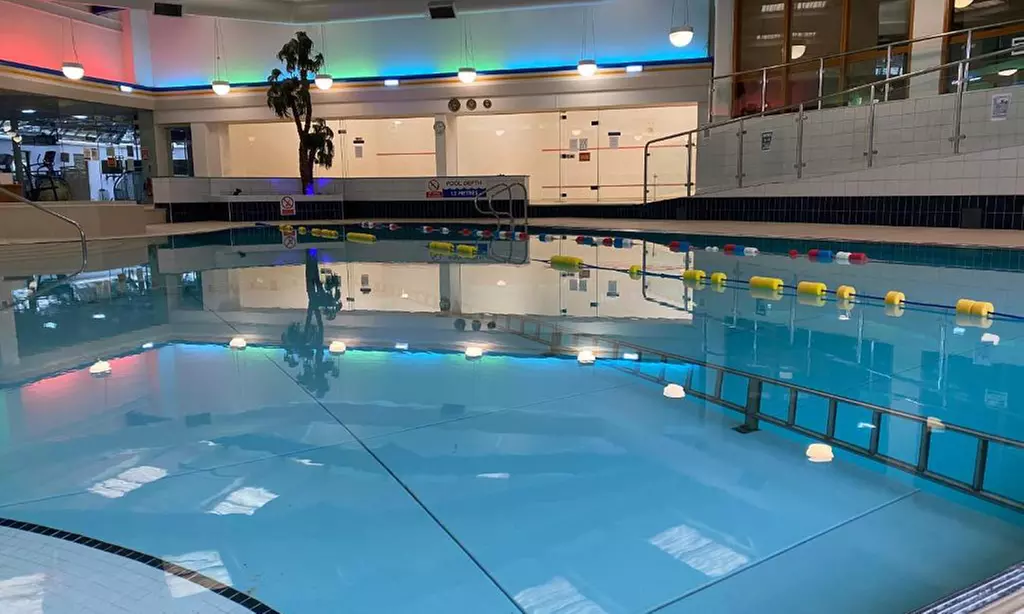 Charming Chester: For 2 or 4 with Breakfast, Bubbly and Pool Access