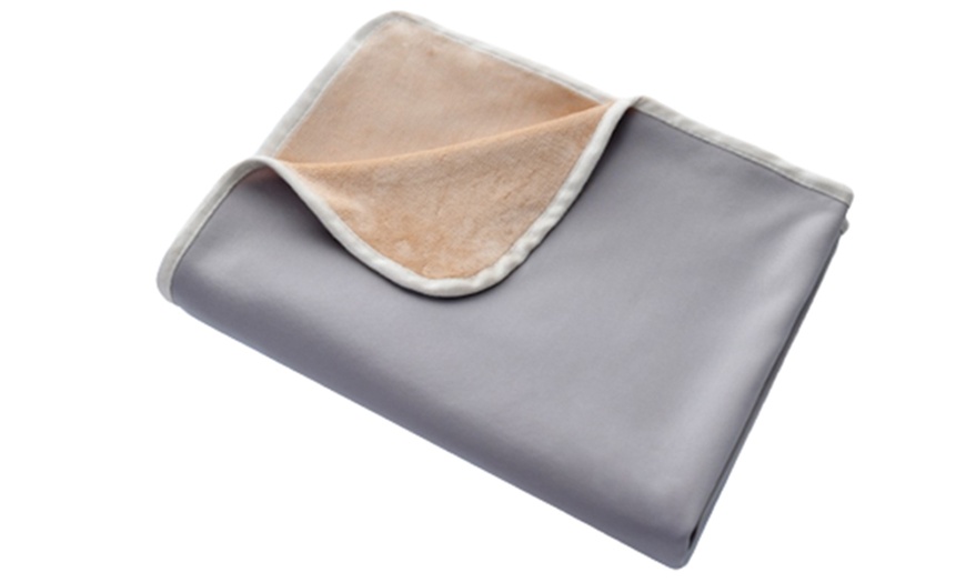 Image 6: Double-Sided Lightweight Cooling Blanket