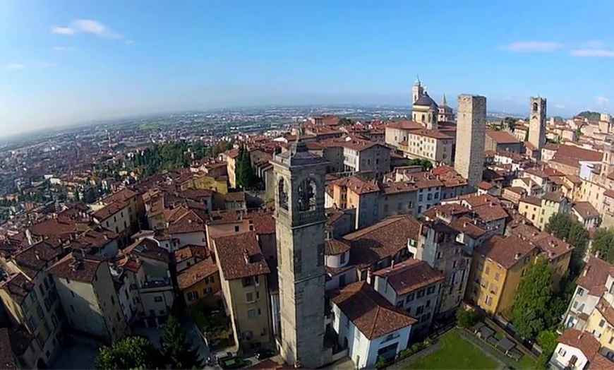 Image 11: Lanci in teleferica sulle mura di Bergamo Alta 