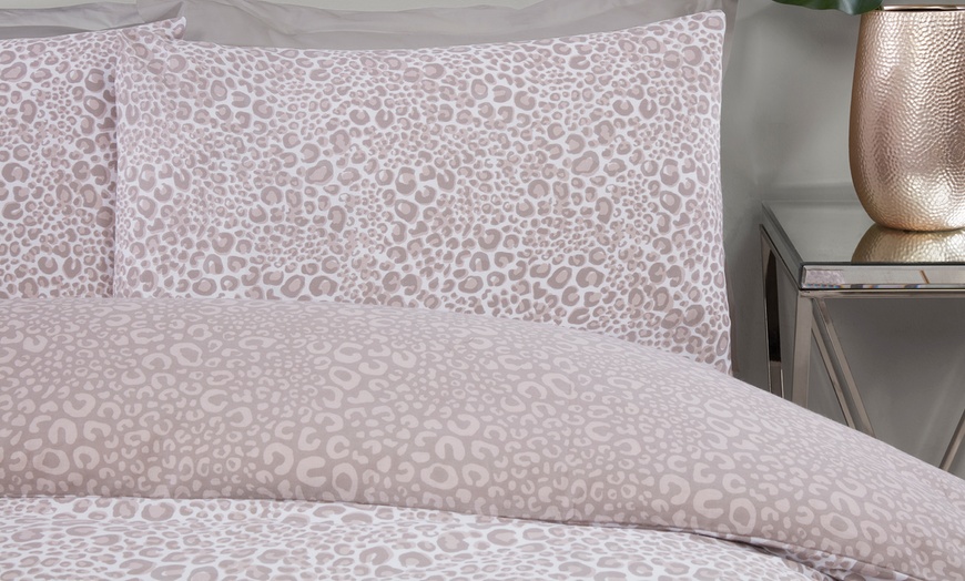 Image 2: Leopard Print Duvet Set