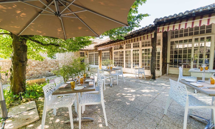 Image 8: Éveil des sens au Château de Périgny avec un menu dégustation raffiné