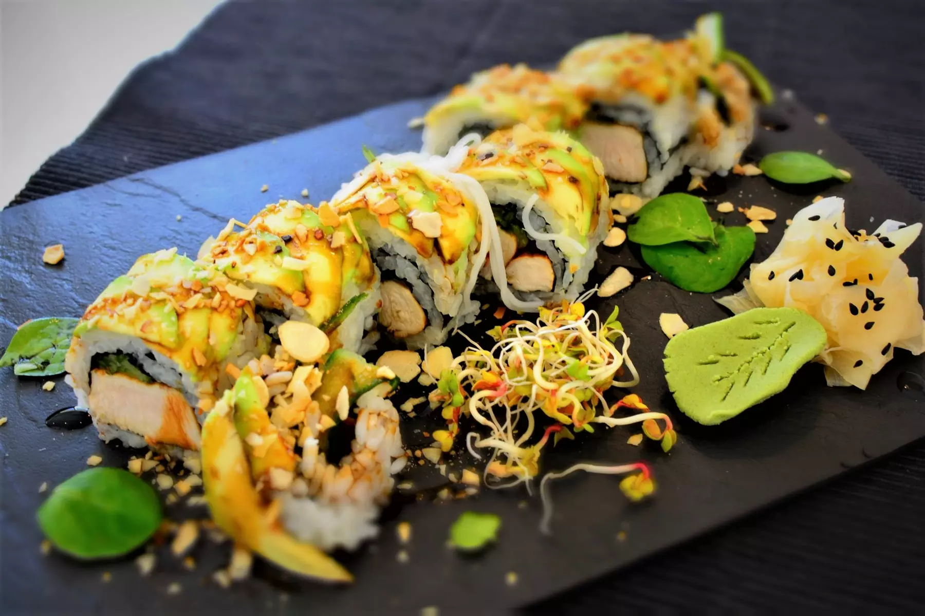 Groupony wartościowe na dowolne rolki lub zestawy sushi z menu w Sushi Zone (do -27%) - Primary Image