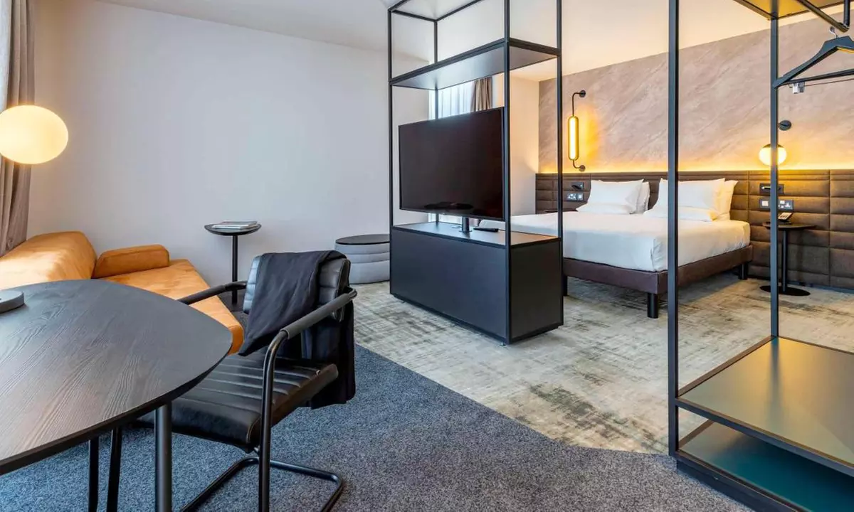 4* Liverpool: Standard King Room Stay with Breakfast and Late Checkout