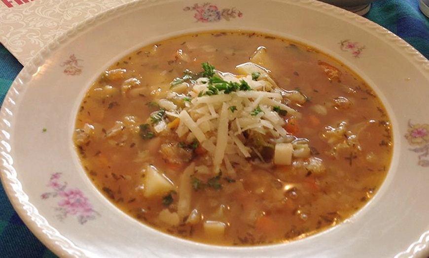 Image 1: Hausgemachte Suppe und Getränk