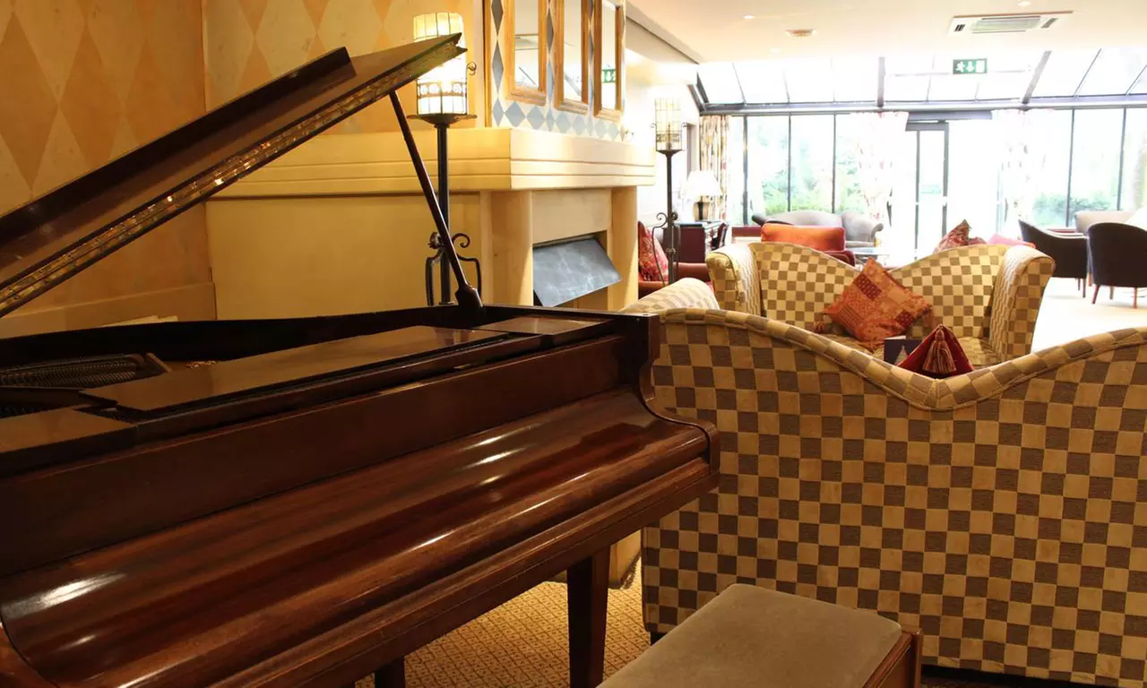 Charming Chester: For 2 or 4 with Breakfast, Bubbly and Pool Access