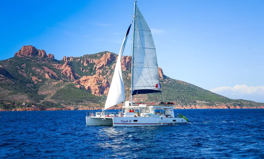 Image 1: Paseo en catamarán con baño en alta mar y bebida para niño o adulto