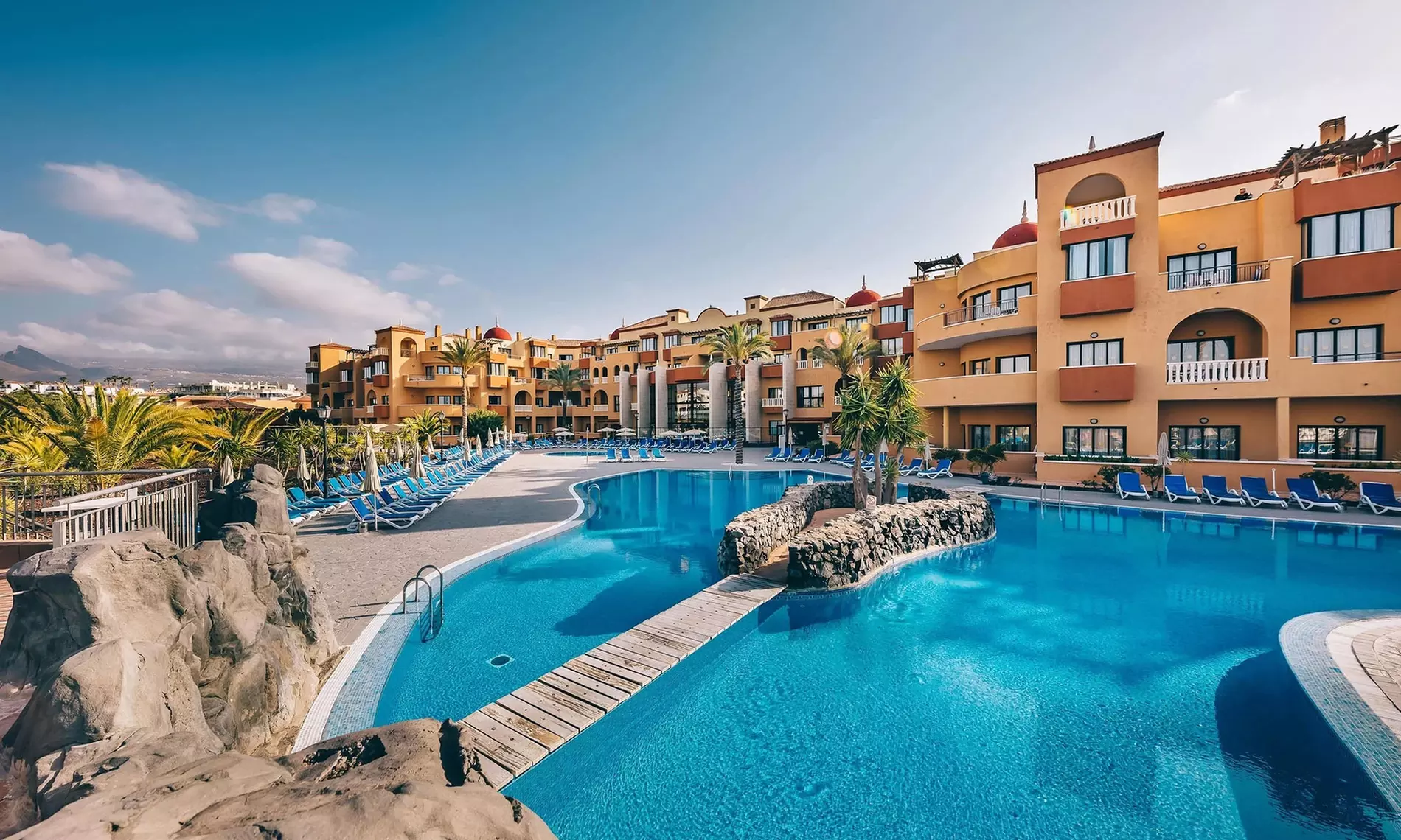 Cena para 2 o 4 personas con bebida ilimitada y cóctel en hotel 5*