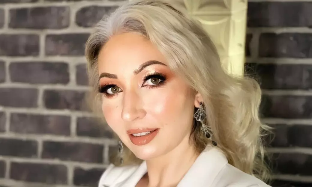 Higiene facial con Hollywood peeling de carbón y tratamiento nutritivo