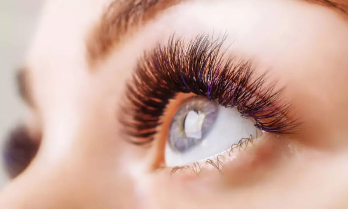 Lifting o extensiones de pestañas o diseño y laminado de cejas para 1