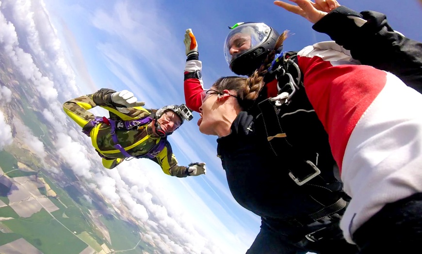 Image 7: ¡A volar! Salto tándem en paracaídas desde 4500 metros para 1 persona