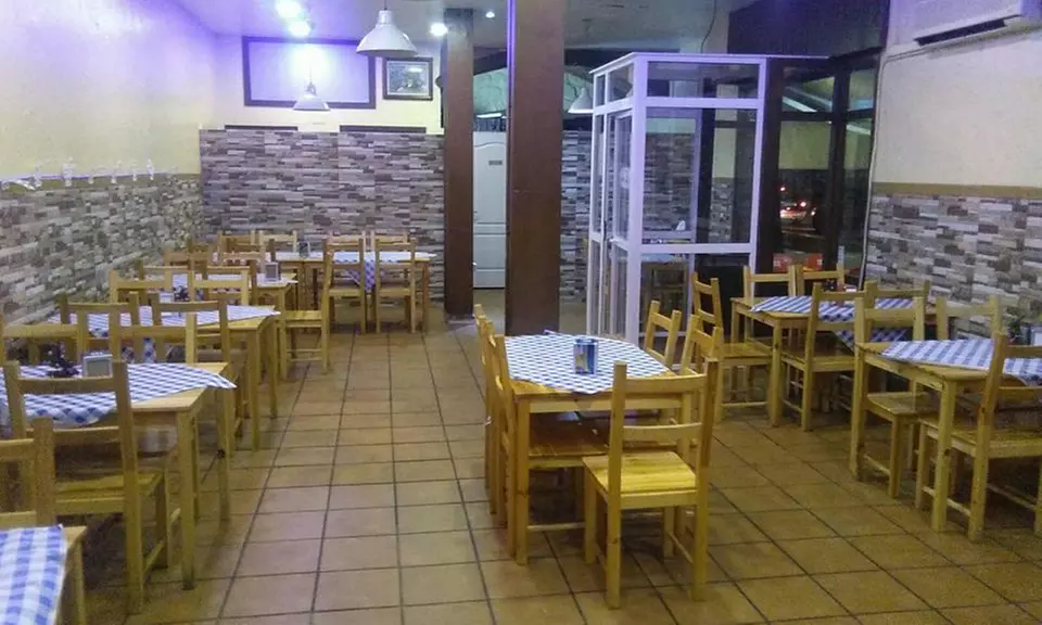 Disfruta de una parrillada para 2 con postre y botella de vino