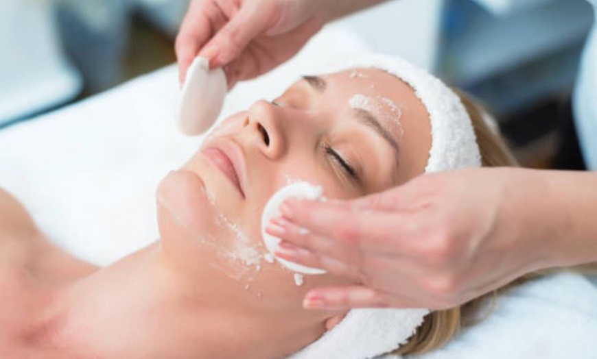 Image 3: Cuidados para tu piel: limpieza facial express, antiage o antiacné