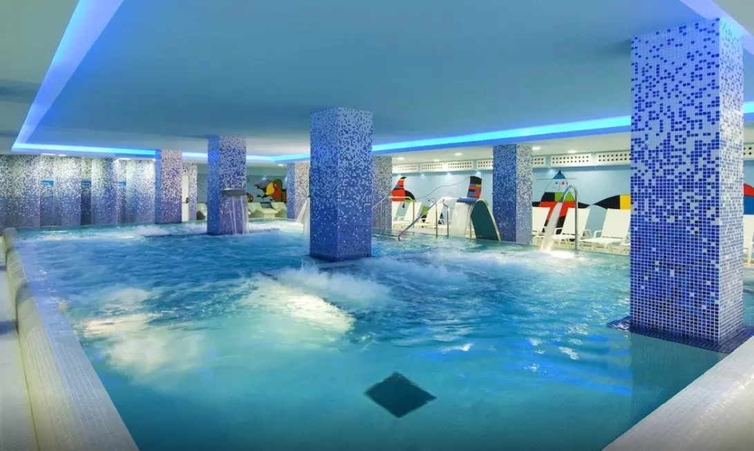 Circuito de spa de 2 horas con opción a masaje, buffet o ambos para 2