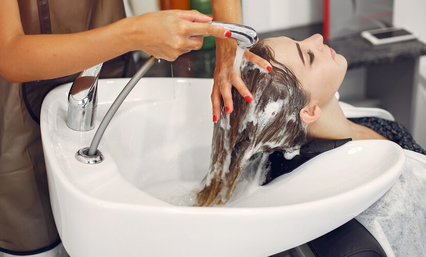 Image 3: Sesión de peluquería con opción a tinte y/o mechas para 1 persona