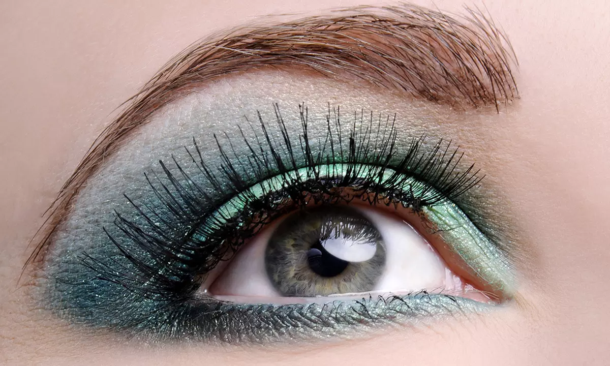 Extension de cils avec la méthode cil à cil option cils en fil de soie au 3D salon de coiffure - Primary Image