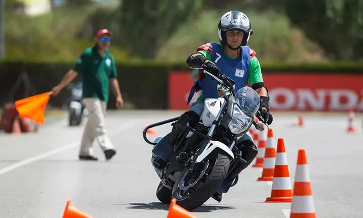 Curso de carnet de moto A2 con 1, 3 o 5 prácticas y matrícula para 1