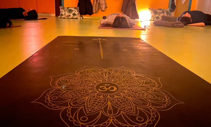 Image 2: 4 clases o 1 mes de clases de yoga ilimitado para 1 persona 