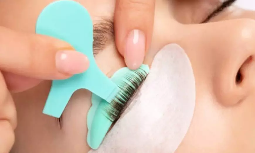 Image 2: Sesiones de lifting y tinte o extensiones de pestañas a elegir para 1