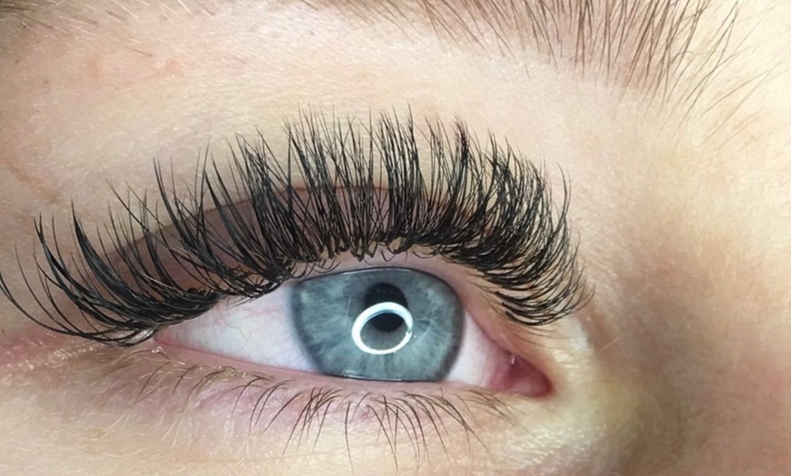 Image 2: Wimpernverlängerung mit 1:1- oder Volumentechnik für 1 Pers.