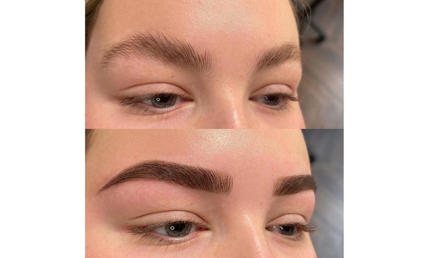Image 11: Je wenkbrauwen zijn de lijsten van je ogen: browbehandeling naar keuze
