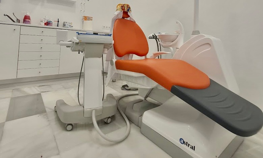 Image 6: Limpieza dental en Clínica Dental One - Clínica Cuatro Caminos