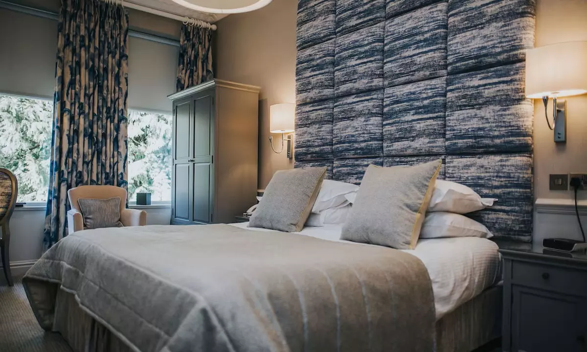 4* Lake District: Romantic Lake Cruise & Scenic Stay for 2