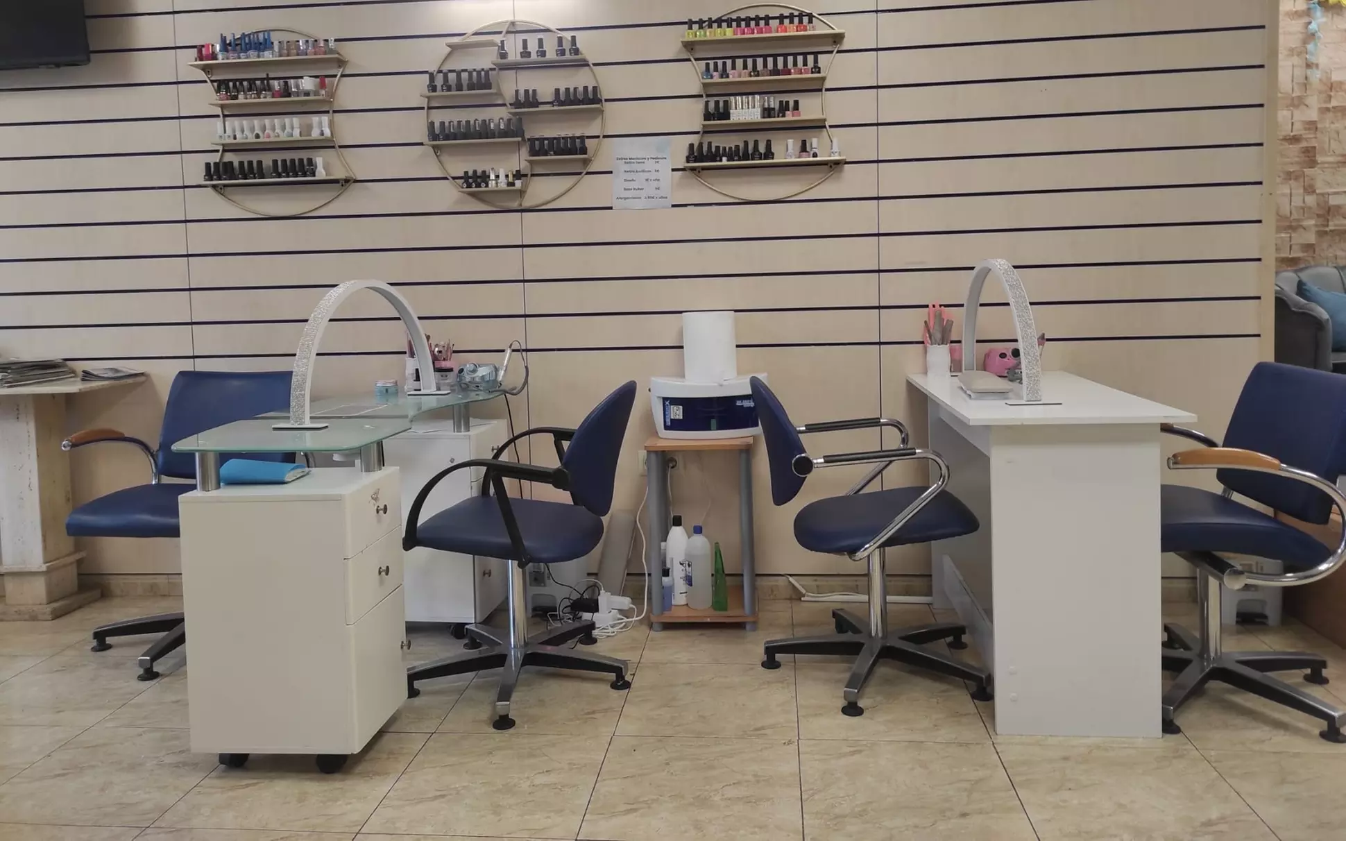 Primera puesta de uñas de gel con esmaltado semipermanente