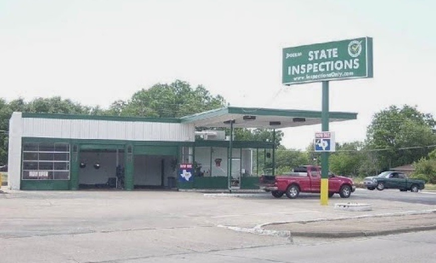 Image 2: Up to 31% Off on Oil Change at DEKRA Emission Check