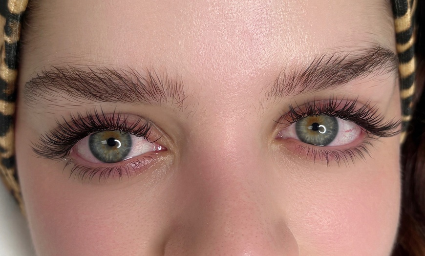 Image 2: Cashmere, One Full Set of Hybrid or Volume Eyelash Extensions
