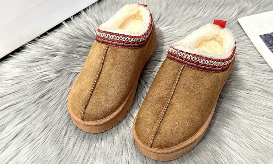 Image 3: Pair of Slip On Warm Slippers for Women
