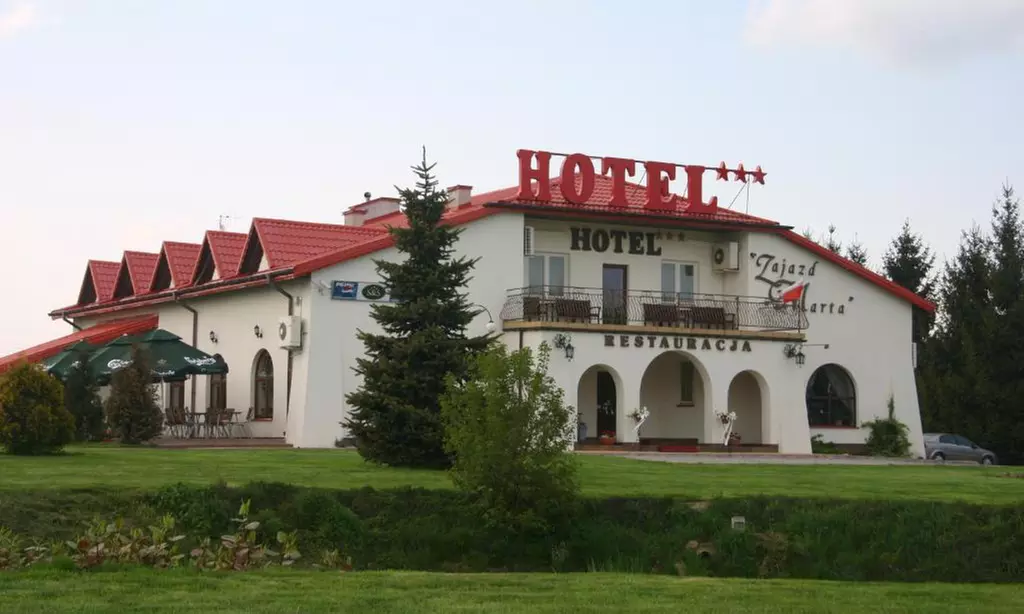 Lubelszczyzna: pokój lub apartament dla 2 osób z wyżywieniem w Hotelu Marta - Primary Image