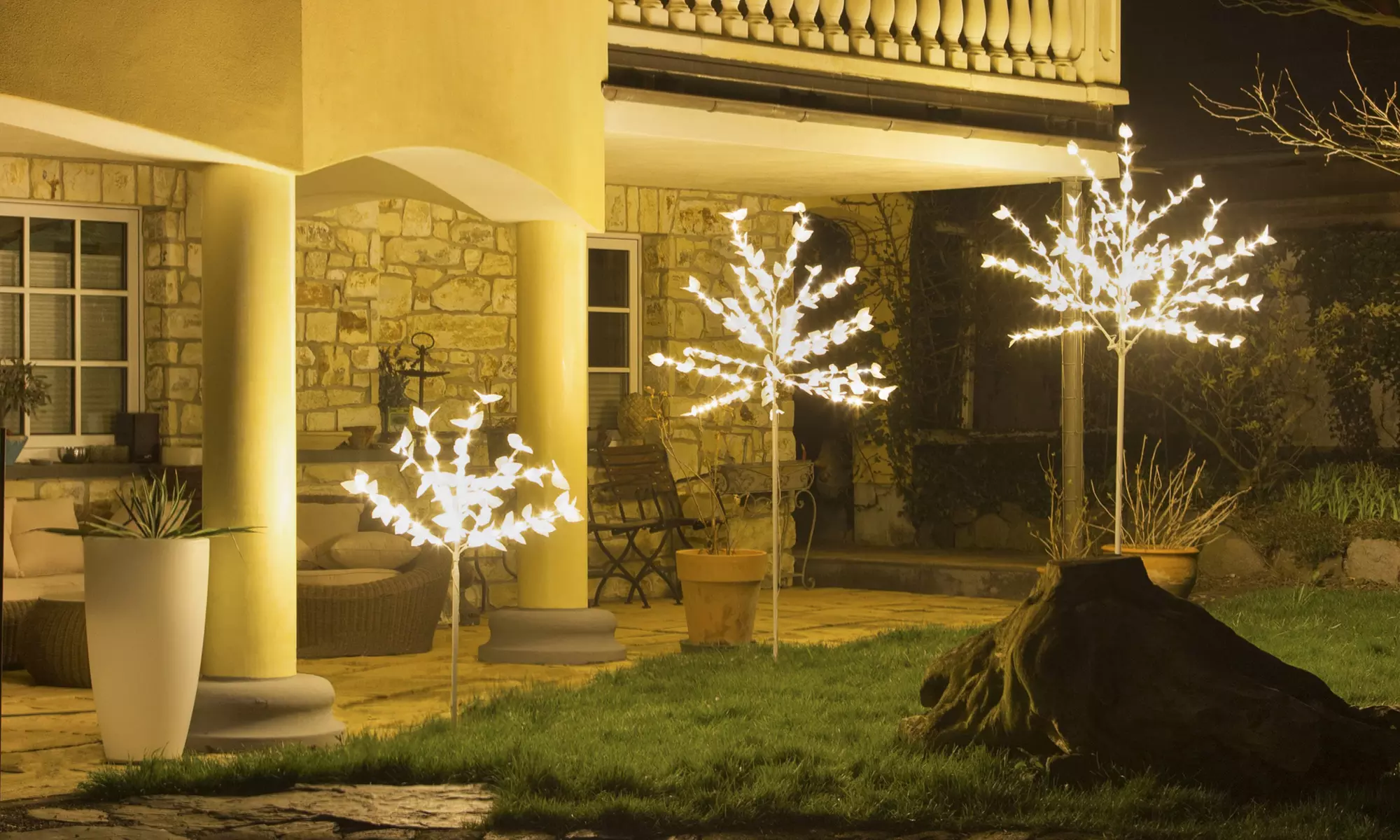 Konstsmide bis zu 2,50 m hoher Lichterbaum mit 180 oder 240 weißen Ioden/Blättern für den Außenbereich - Primary Image