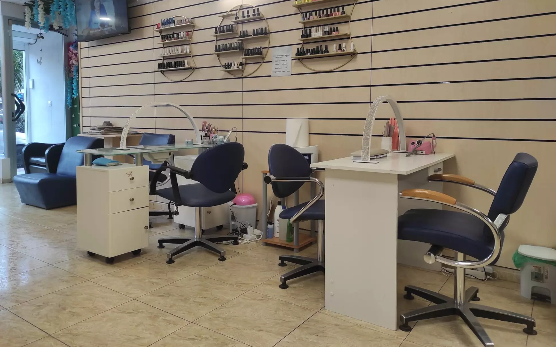 Primera puesta de uñas de gel con esmaltado semipermanente