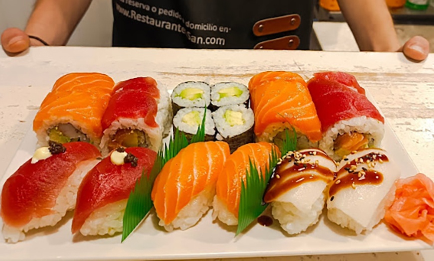 Image 1: Festín de buffet de sushi a la carta para 2 personas con bebida