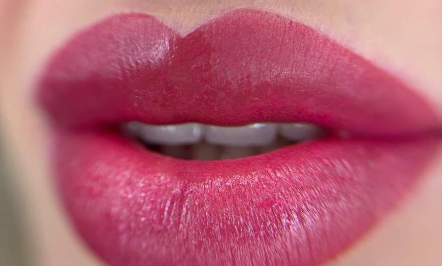 Image 3: Neue Ausstrahlung mit einer Powderbrows-oder Aquarelle Lips-Behandlung