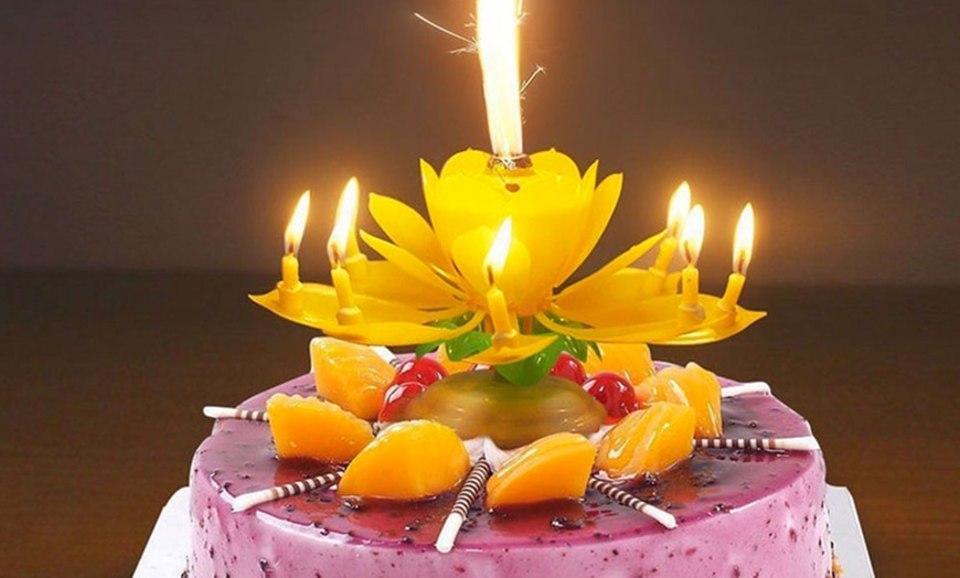 Image 17: Flower-Shaped Rotating Musical Birthday Candle