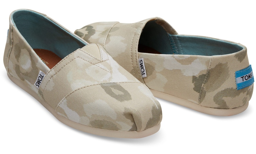 Image 2: Classic Toms Canvas Shoes