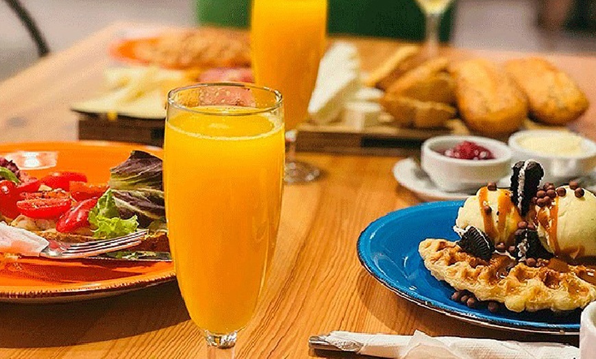 Image 2: Brunch con cava para 2 o 4 con platos salados, dulces y bebidas