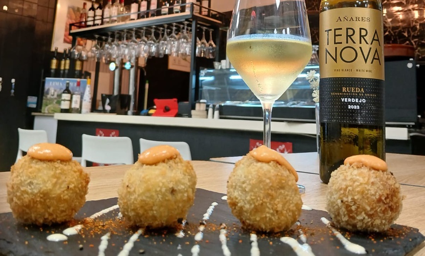 Image 1: Menú de 3 platos con bebida por persona para 2 o 4 personas
