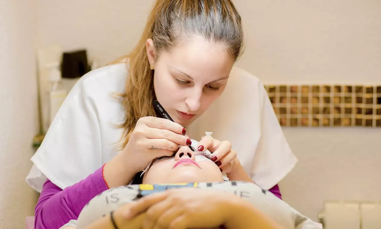 Microblading y diseño de cejas con hilo o micropigmentación de labios