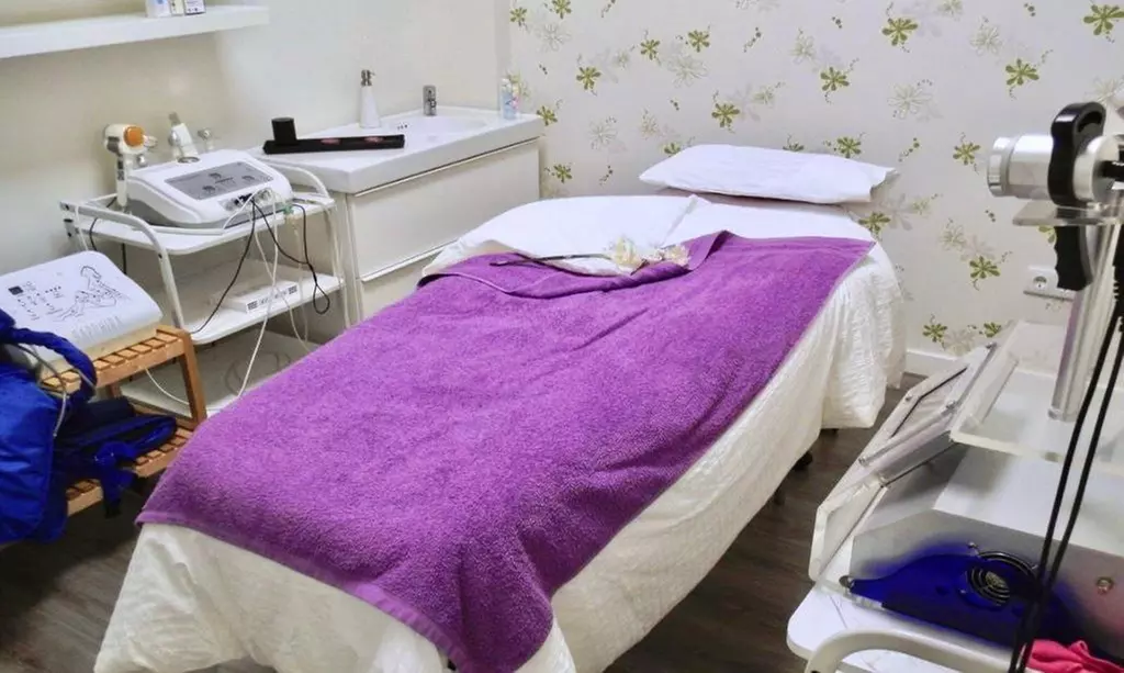 Limpieza facial con tratamiento y masaje facial en Astonish Sapphira